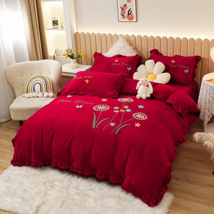 91家纺网 家纺一手货源 找家纺 唐人居 2025新款宝宝绒毛巾绣花边四件套-蒲公英之恋 蒲公英之恋酱红
