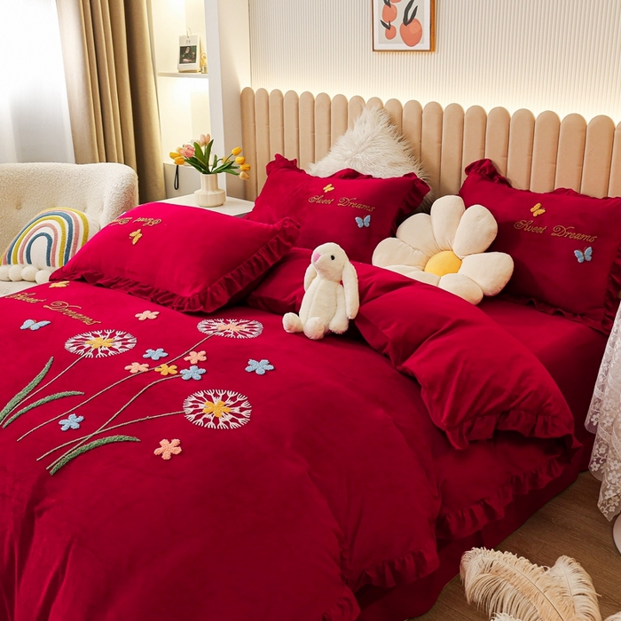 91家纺网 家纺一手货源 找家纺 唐人居 2025新款宝宝绒毛巾绣花边四件套-蒲公英之恋 蒲公英之恋酱红