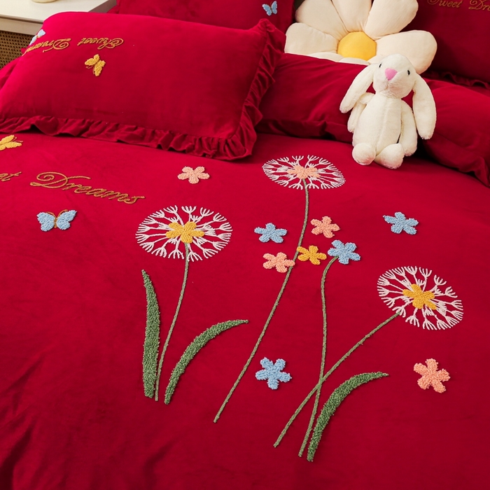 91家纺网 家纺一手货源 找家纺 唐人居 2025新款宝宝绒毛巾绣花边四件套-蒲公英之恋 蒲公英之恋酱红