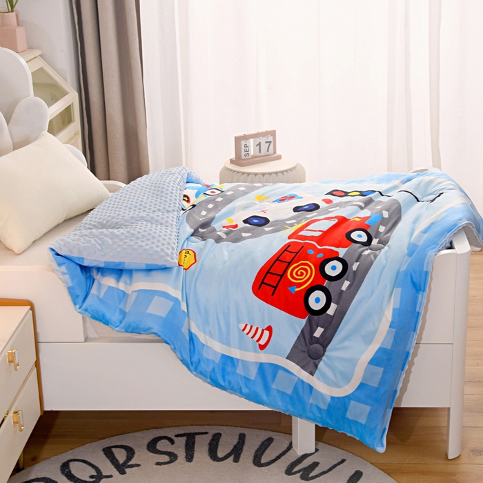 91家纺网 家纺一手货源 找家纺 萌宝家纺 2025新款可拆洗A类儿童豆豆绒大豆冬被儿童婴儿绒春秋被安抚被被子被芯 汽车乐园-蓝