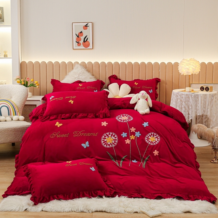 91家纺网 家纺一手货源 找家纺 唐人居 2025新款宝宝绒毛巾绣花边四件套-蒲公英之恋 蒲公英之恋酱红