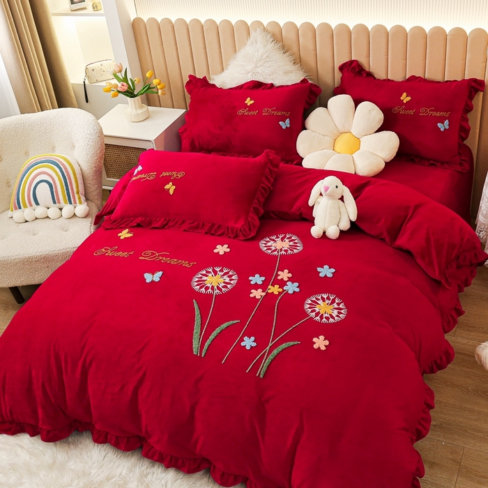 91家纺网 家纺一手货源 找家纺 唐人居 2025新款宝宝绒毛巾绣花边四件套-蒲公英之恋 蒲公英之恋酱红