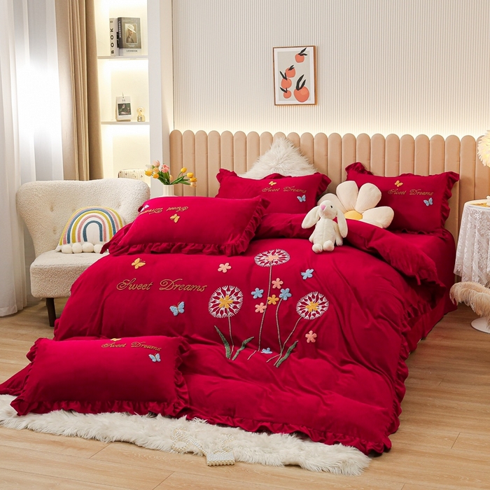 91家纺网 家纺一手货源 找家纺 唐人居 2025新款宝宝绒毛巾绣花边四件套-蒲公英之恋 蒲公英之恋酱红