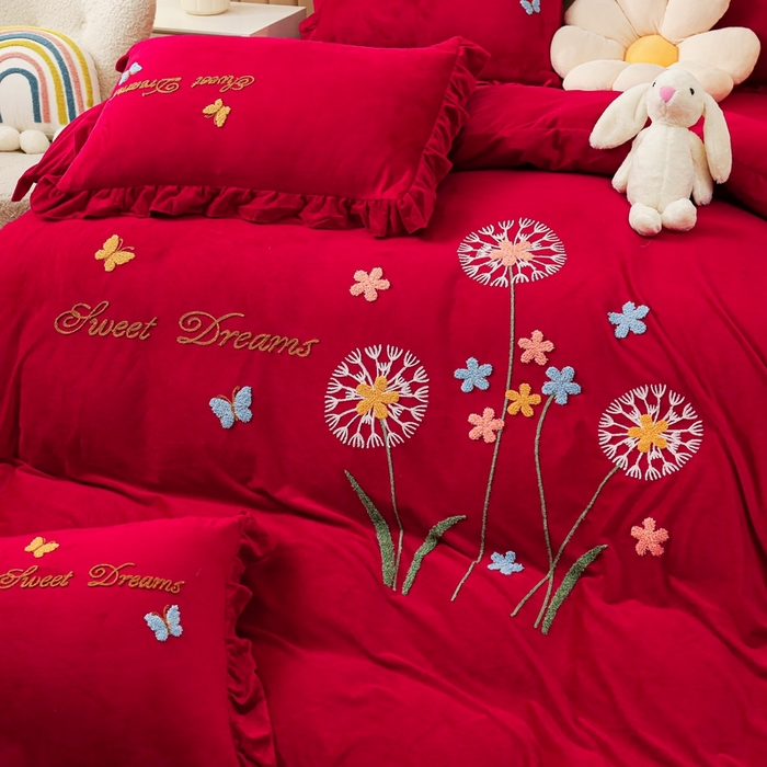 91家纺网 家纺一手货源 找家纺 唐人居 2025新款宝宝绒毛巾绣花边四件套-蒲公英之恋 蒲公英之恋酱红