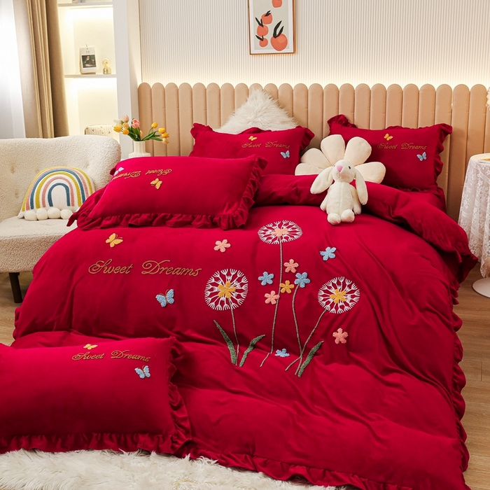 91家纺网 家纺一手货源 找家纺 唐人居 2025新款宝宝绒毛巾绣花边四件套-蒲公英之恋 蒲公英之恋酱红