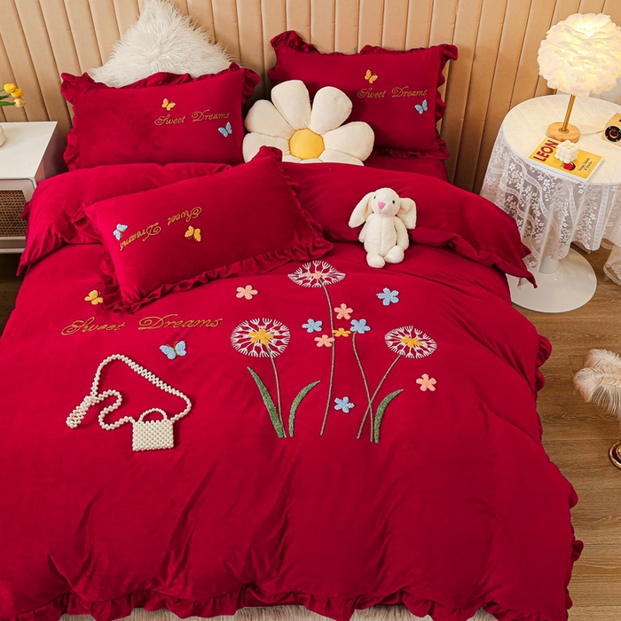 91家纺网 家纺一手货源 找家纺 唐人居 2025新款宝宝绒毛巾绣花边四件套-蒲公英之恋 蒲公英之恋酱红