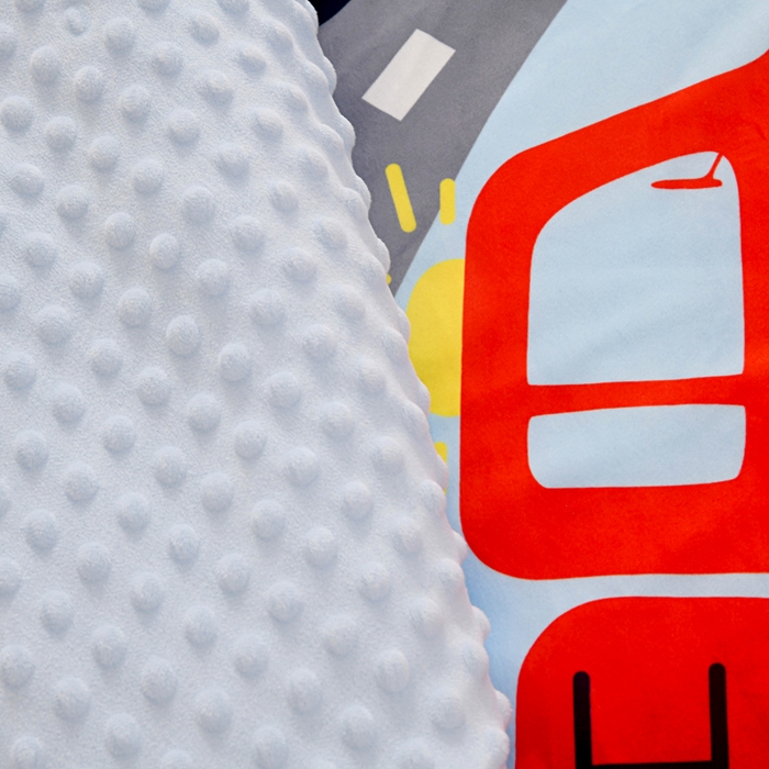 91家纺网 家纺一手货源 找家纺 萌宝家纺 2025新款可拆洗A类儿童豆豆绒大豆冬被儿童婴儿绒春秋被安抚被被子被芯 汽车乐园-蓝