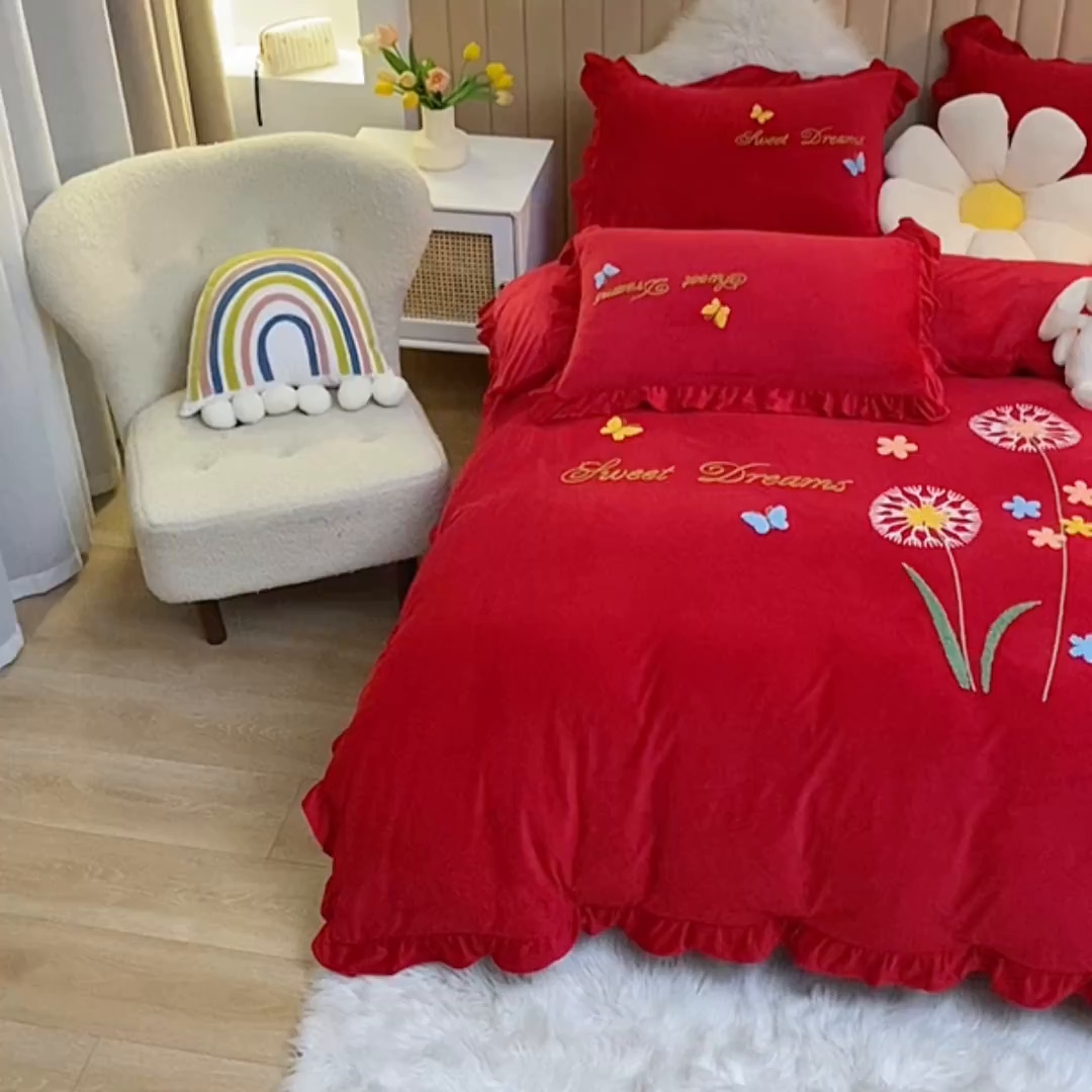 91家纺网 家纺一手货源 找家纺 唐人居 2025新款宝宝绒毛巾绣花边四件套-蒲公英之恋 蒲公英之恋酱红