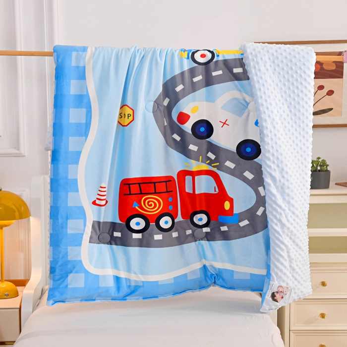 91家纺网 家纺一手货源 找家纺 萌宝家纺 2025新款可拆洗A类儿童豆豆绒大豆冬被儿童婴儿绒春秋被安抚被被子被芯 汽车乐园-蓝