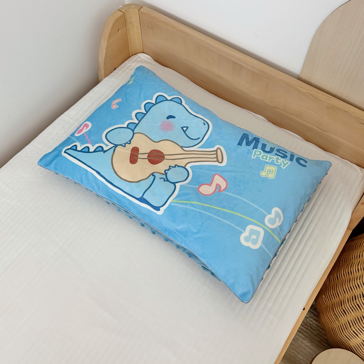 91家纺网 家纺一手货源 找家纺 萌宝家纺 2025新款大版儿童豆豆绒枕套幼儿园安抚枕头枕芯 音乐恐龙