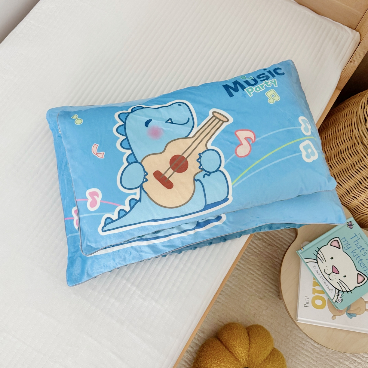 91家纺网 家纺一手货源 找家纺 萌宝家纺 2025新款大版儿童豆豆绒枕套幼儿园安抚枕头枕芯 音乐恐龙