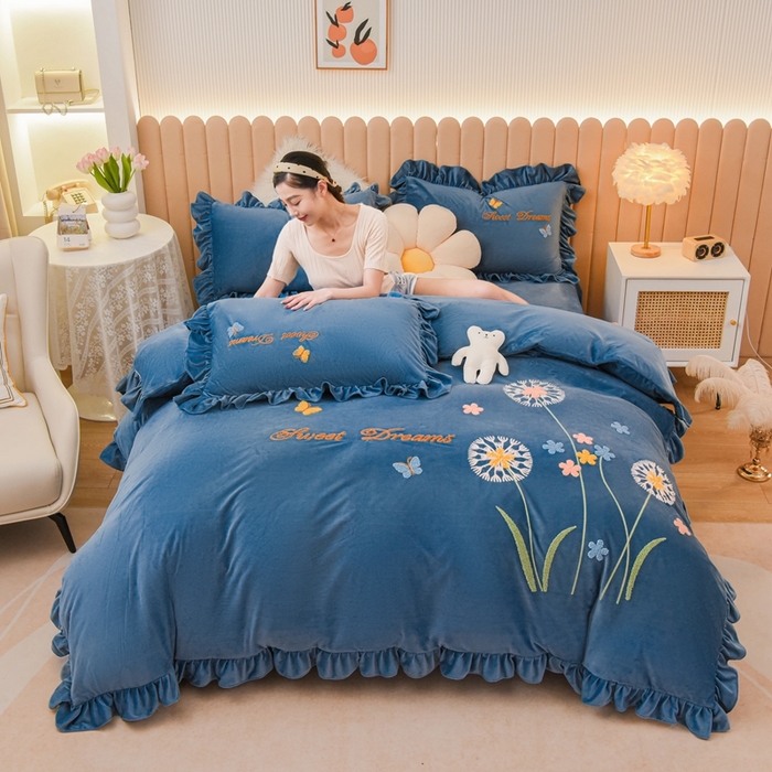 91家纺网 家纺一手货源 找家纺 唐人居 2025新款宝宝绒毛巾绣花边四件套-蒲公英之恋 蒲公英之恋-蓝