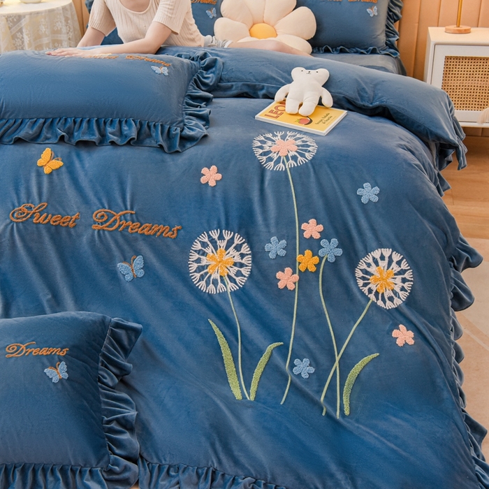 91家纺网 家纺一手货源 找家纺 唐人居 2025新款宝宝绒毛巾绣花边四件套-蒲公英之恋 蒲公英之恋-蓝