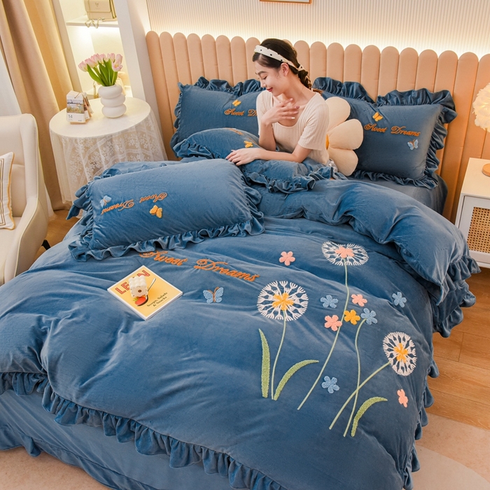 91家纺网 家纺一手货源 找家纺 唐人居 2025新款宝宝绒毛巾绣花边四件套-蒲公英之恋 蒲公英之恋-蓝