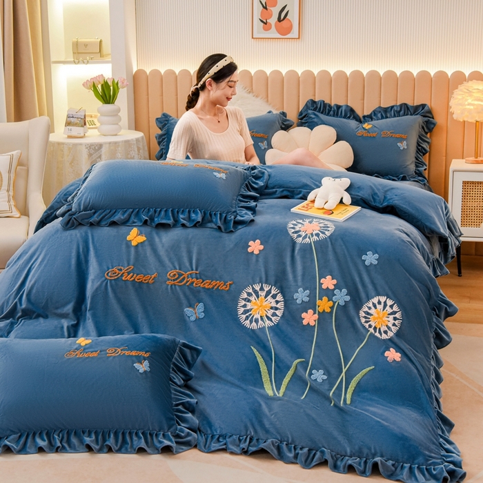 91家纺网 家纺一手货源 找家纺 唐人居 2025新款宝宝绒毛巾绣花边四件套-蒲公英之恋 蒲公英之恋-蓝