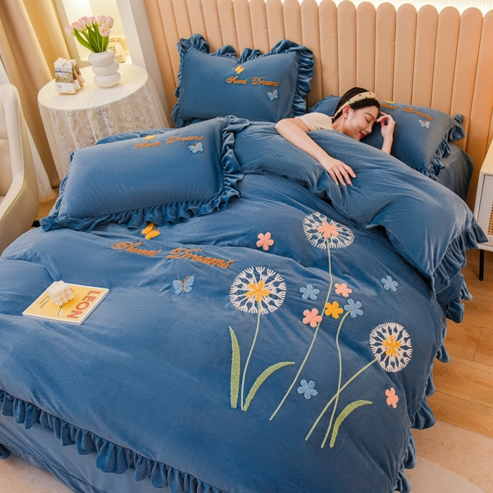 91家纺网 家纺一手货源 找家纺 唐人居 2025新款宝宝绒毛巾绣花边四件套-蒲公英之恋 蒲公英之恋-蓝