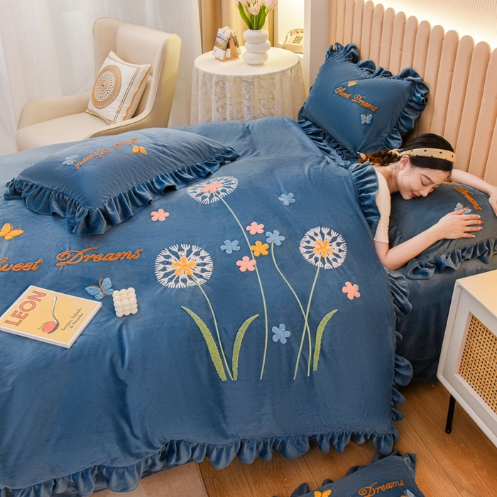 91家纺网 家纺一手货源 找家纺 唐人居 2025新款宝宝绒毛巾绣花边四件套-蒲公英之恋 蒲公英之恋-蓝