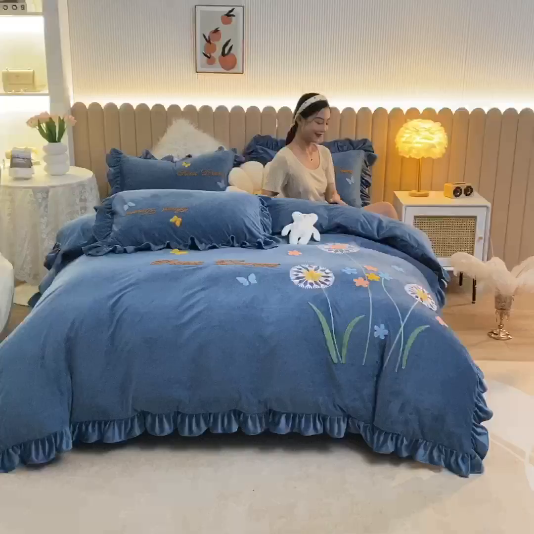 91家纺网 家纺一手货源 找家纺 唐人居 2025新款宝宝绒毛巾绣花边四件套-蒲公英之恋 蒲公英之恋-蓝