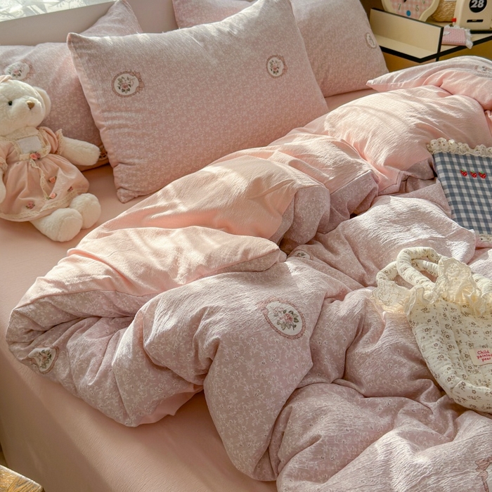 91家纺网 家纺一手货源 找家纺 丽美人家纺 2025新款【全尺寸不断货】高克重木棉提花双层纱四件套 QB赫本-粉