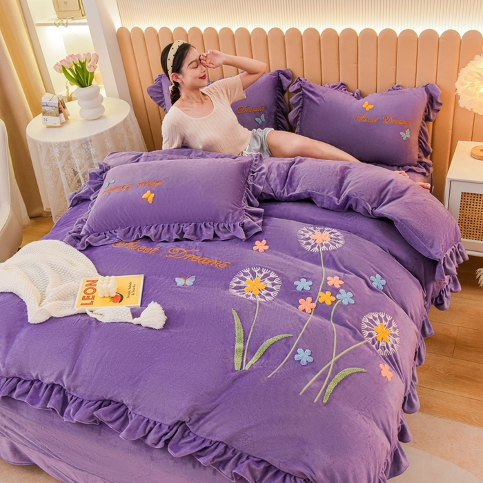 91家纺网 家纺一手货源 找家纺 唐人居 2025新款宝宝绒毛巾绣花边四件套-蒲公英之恋 蒲公英之恋-紫
