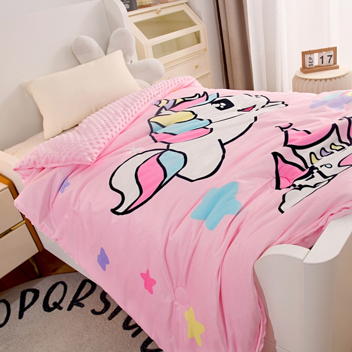 91家纺网 家纺一手货源 找家纺 萌宝家纺 2025新款可拆洗A类儿童豆豆绒大豆冬被儿童婴儿绒春秋被安抚被被子被芯 小马