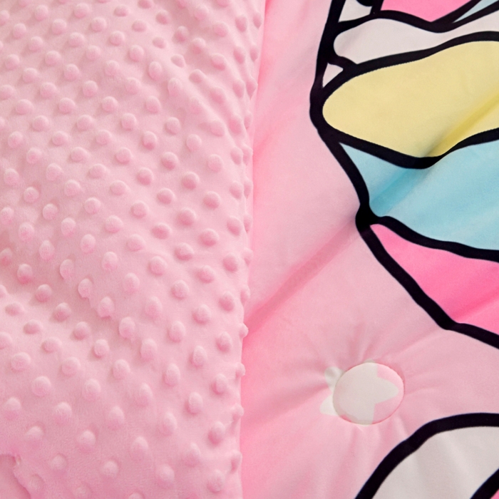 91家纺网 家纺一手货源 找家纺 萌宝家纺 2025新款可拆洗A类儿童豆豆绒大豆冬被儿童婴儿绒春秋被安抚被被子被芯 小马