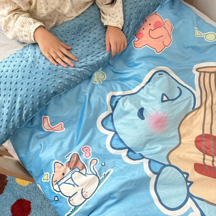 91家纺网 家纺一手货源 找家纺 萌宝家纺 2025新款可拆洗A类儿童豆豆绒大豆冬被儿童婴儿绒春秋被安抚被被子被芯 音乐恐龙