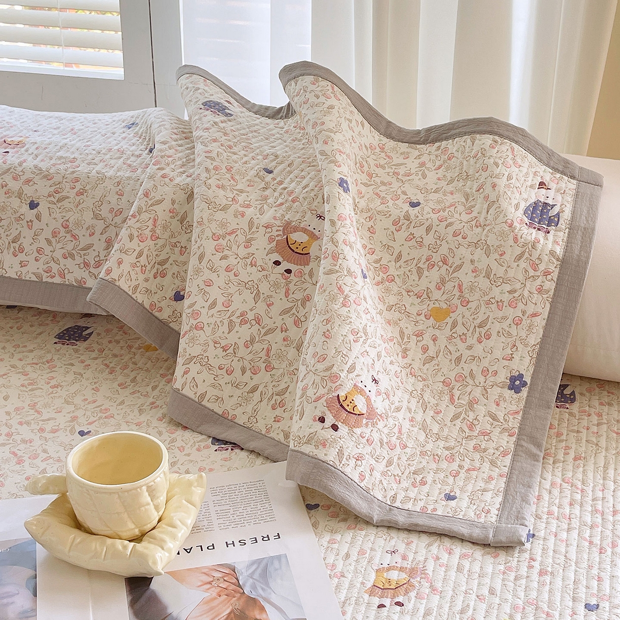 91家纺网 家纺一手货源 找家纺 雨彤家纺 2025新款A类双层纱夹棉双人枕巾 萌萌哒