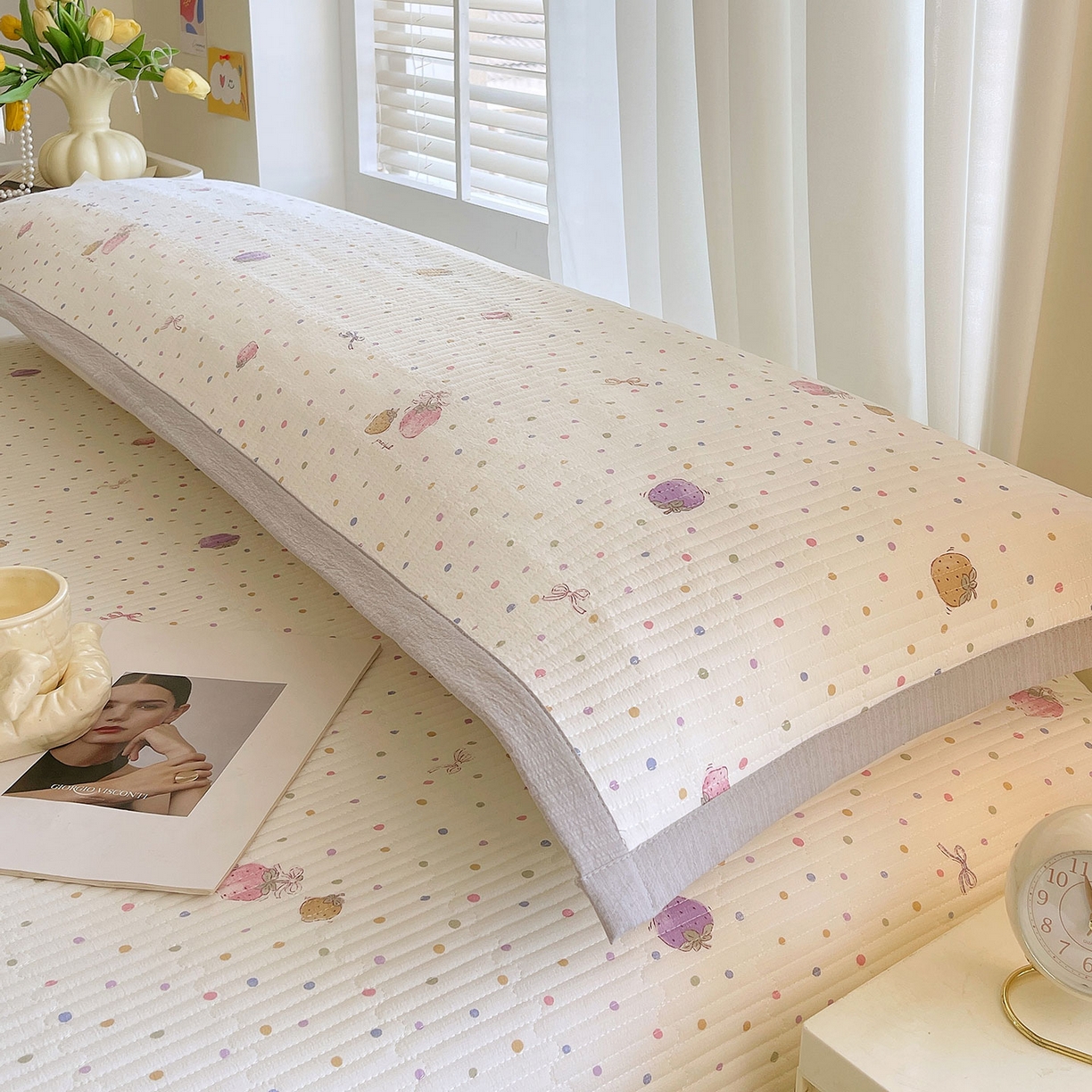 91家纺网 家纺一手货源 找家纺 雨彤家纺 2025新款A类双层纱夹棉双人枕巾 点点莓果