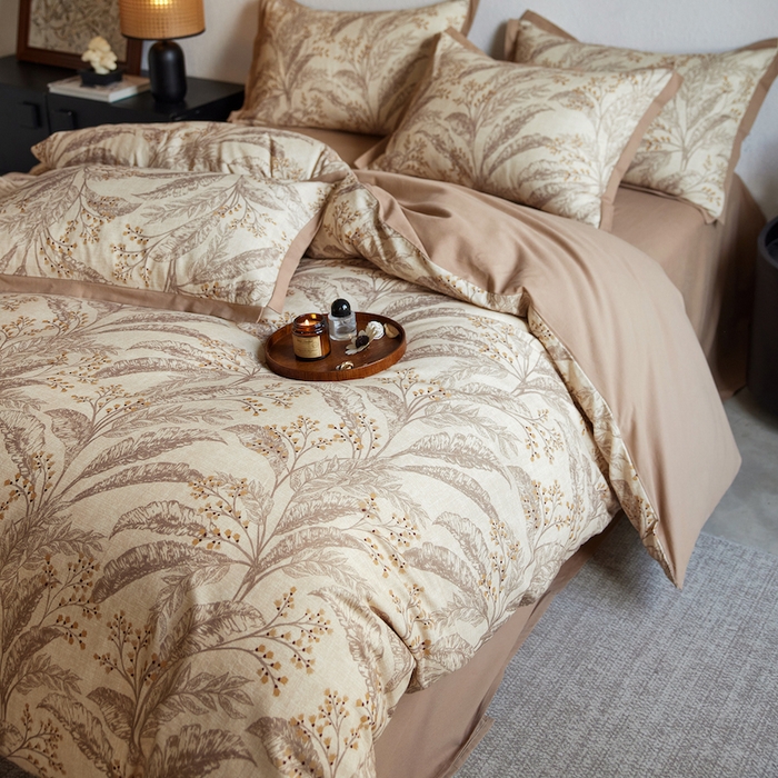 91家纺网 家纺一手货源 找家纺 千朵森 2025新款全棉拼角印花磨毛四件套 花韵