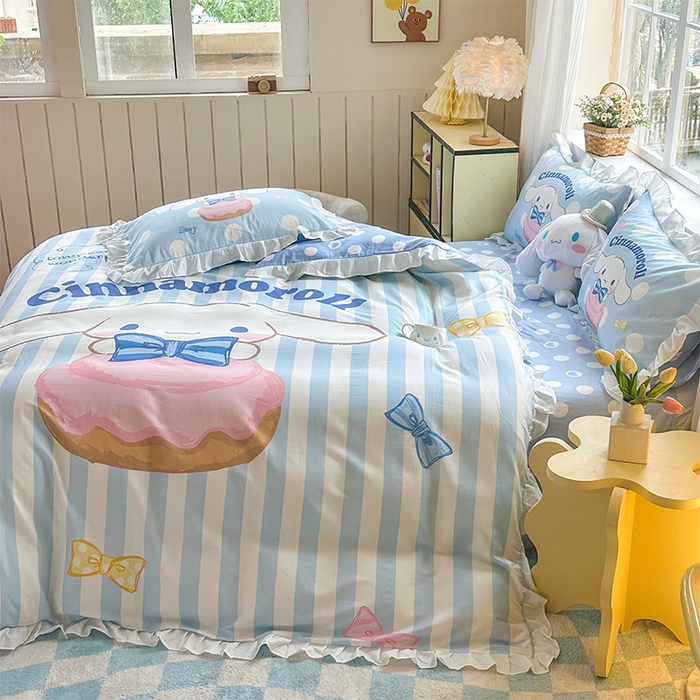 91家纺网 家纺一手货源 找家纺 2025新款大版三丽鸥系列 纯棉床单全棉床裙学生三四件套 花边款 领带玉桂狗-白花边