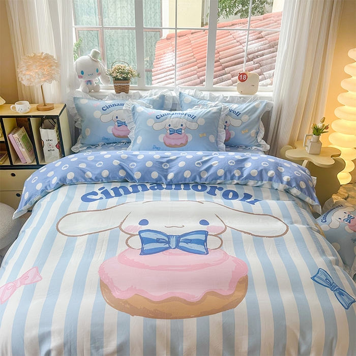 91家纺网 家纺一手货源 找家纺 2025新款大版三丽鸥系列 纯棉床单全棉床裙学生三四件套 花边款 领带玉桂狗-白花边