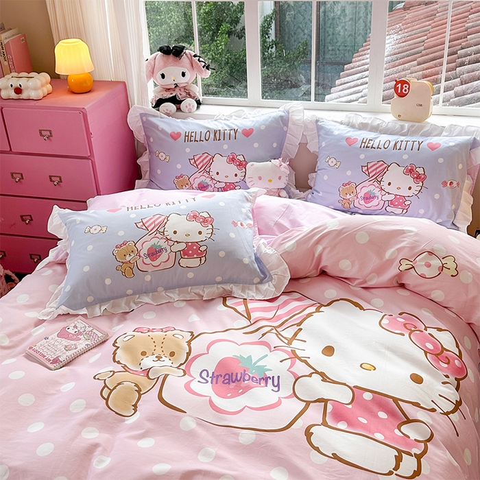 91家纺网 家纺一手货源 找家纺 2025新款大版三丽鸥系列 纯棉床单全棉床裙学生三四件套 花边款 草莓糖果凯蒂猫-白花边