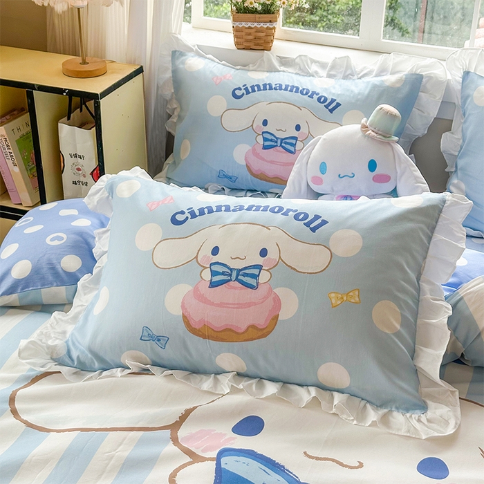 91家纺网 家纺一手货源 找家纺 2025新款大版三丽鸥系列 纯棉床单全棉床裙学生三四件套 花边款 领带玉桂狗-白花边