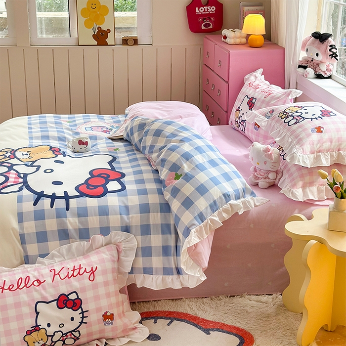 91家纺网 家纺一手货源 找家纺 2025新款大版三丽鸥系列 纯棉床单全棉床裙学生三四件套 花边款 凯蒂猫和熊-白花边