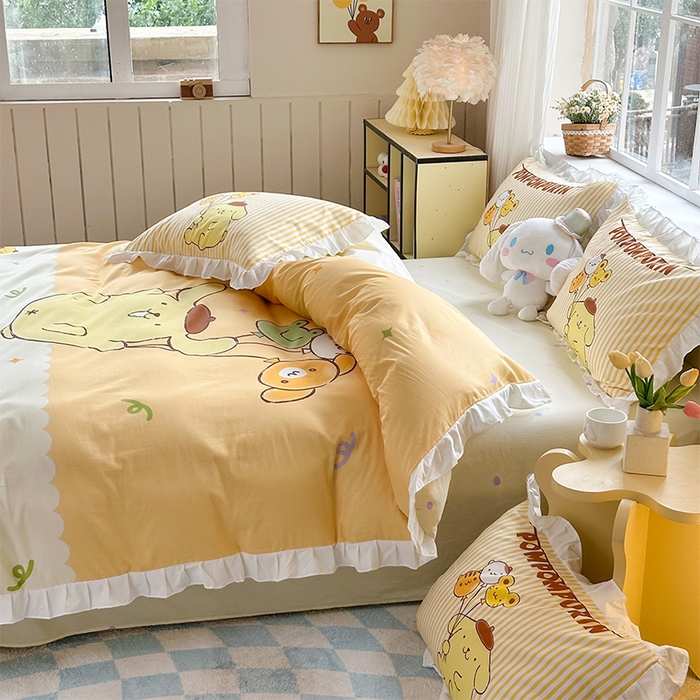 91家纺网 家纺一手货源 找家纺 2025新款大版三丽鸥系列 纯棉床单全棉床裙学生三四件套 花边款 奶黄包布丁狗-白花边