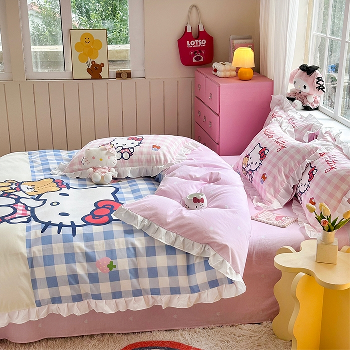 91家纺网 家纺一手货源 找家纺 2025新款大版三丽鸥系列 纯棉床单全棉床裙学生三四件套 花边款 凯蒂猫和熊-白花边