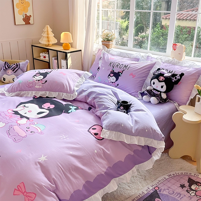 91家纺网 家纺一手货源 找家纺 2025新款大版三丽鸥系列 纯棉床单全棉床裙学生三四件套 花边款 巴库库洛米-白花边