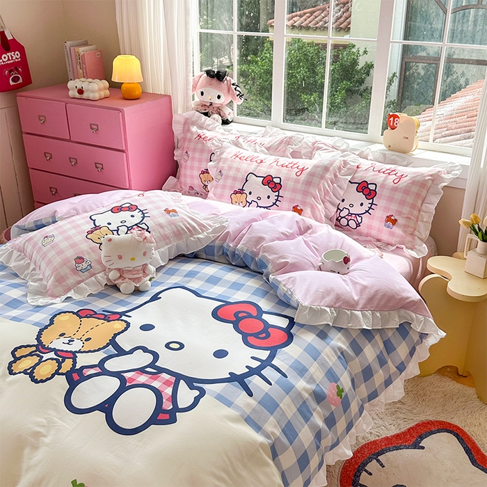 91家纺网 家纺一手货源 找家纺 2025新款大版三丽鸥系列 纯棉床单全棉床裙学生三四件套 花边款 凯蒂猫和熊-白花边