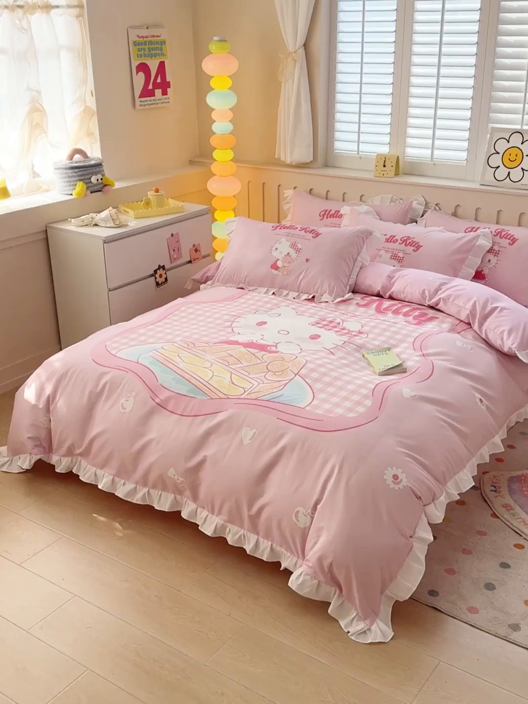 91家纺网 家纺一手货源 找家纺 2025新款大版三丽鸥系列 纯棉床单全棉床裙学生三四件套 花边款 花边款-心动凯蒂