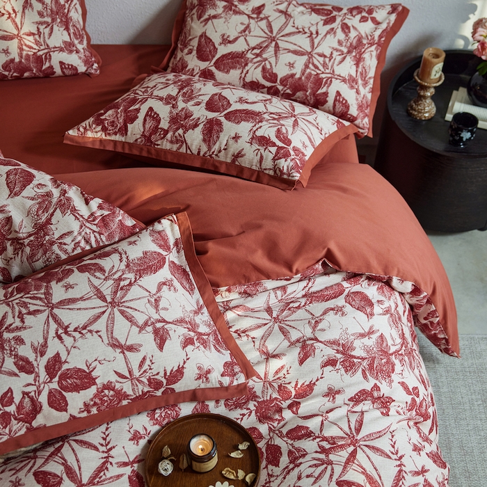 91家纺网 家纺一手货源 找家纺 千朵森 2025新款全棉拼角印花磨毛四件套 红蔓