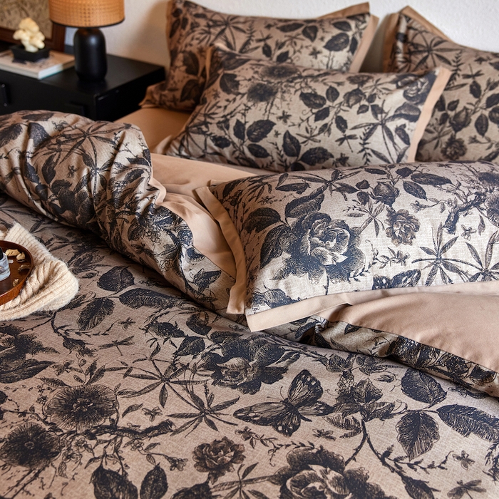 91家纺网 家纺一手货源 找家纺 千朵森 2025新款全棉拼角印花磨毛四件套 墨绘