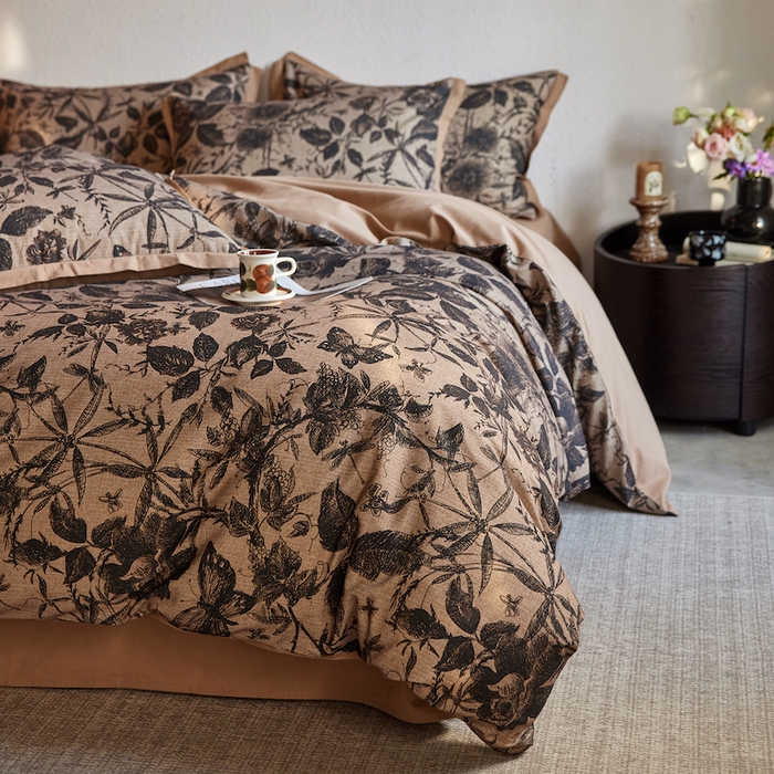 91家纺网 家纺一手货源 找家纺 千朵森 2025新款全棉拼角印花磨毛四件套 墨绘