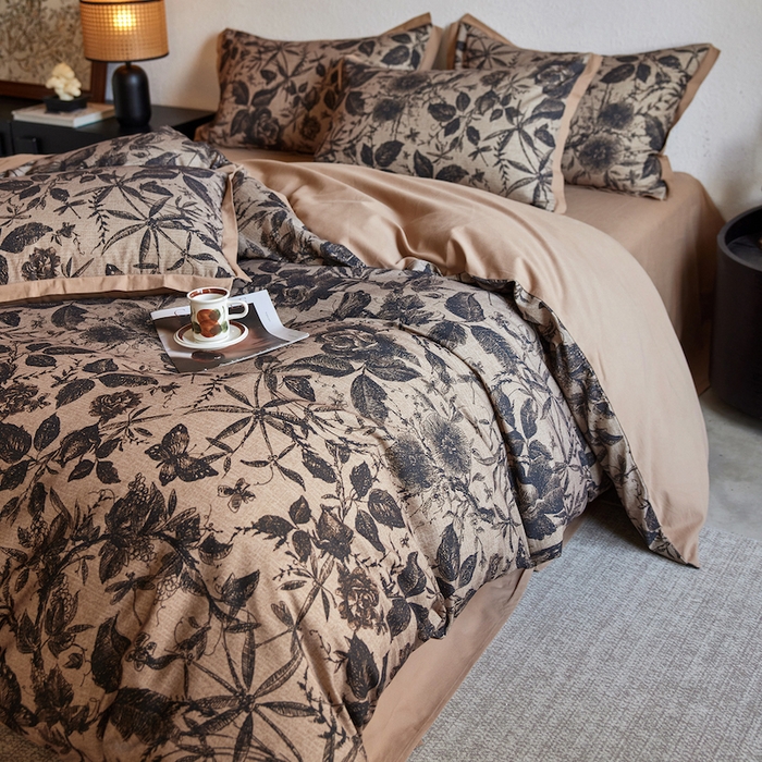 91家纺网 家纺一手货源 找家纺 千朵森 2025新款全棉拼角印花磨毛四件套 墨绘