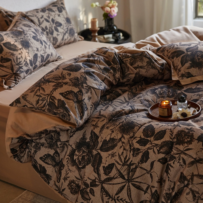 91家纺网 家纺一手货源 找家纺 千朵森 2025新款全棉拼角印花磨毛四件套 墨绘