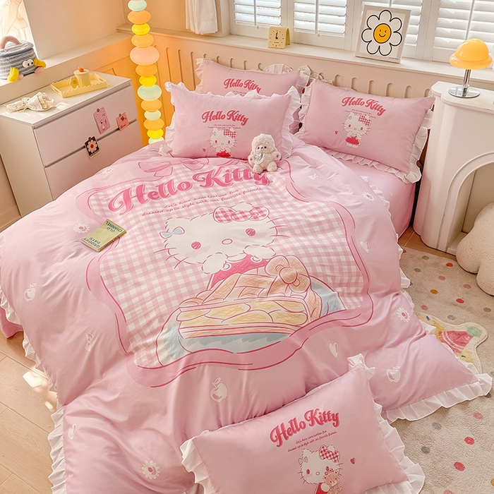 91家纺网 家纺一手货源 找家纺 2025新款大版三丽鸥系列 纯棉床单全棉床裙学生三四件套 花边款 花边款-心动凯蒂