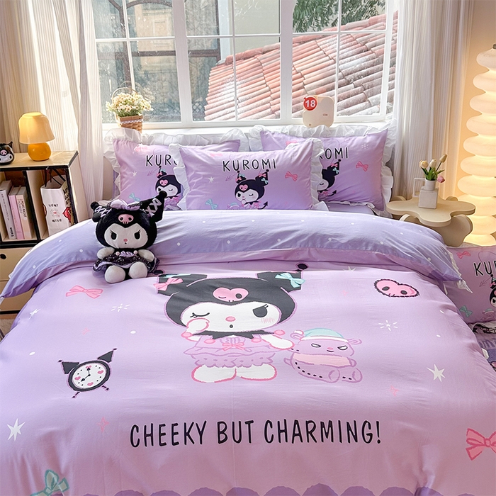 91家纺网 家纺一手货源 找家纺 2025新款大版三丽鸥系列 纯棉床单全棉床裙学生三四件套 花边款 巴库库洛米-白花边