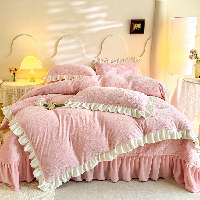 91家纺网 家纺一手货源 找家纺 唐人居 2025新款雕花牛奶绒花边款四件套--摩卡庄园系列 摩卡庄园-浅粉