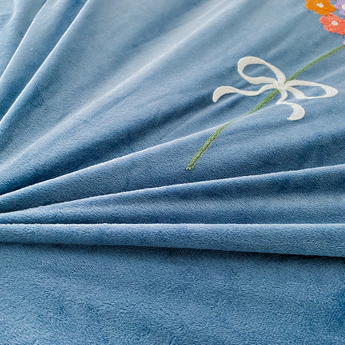 91家纺网 家纺一手货源 找家纺 唐人居 2025新款水晶绒毛巾绣四件套--幸福花开系列 幸福花开-水蓝