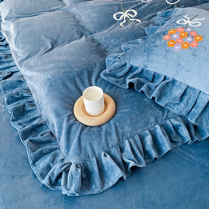 91家纺网 家纺一手货源 找家纺 唐人居 2025新款水晶绒毛巾绣四件套--幸福花开系列 幸福花开-水蓝